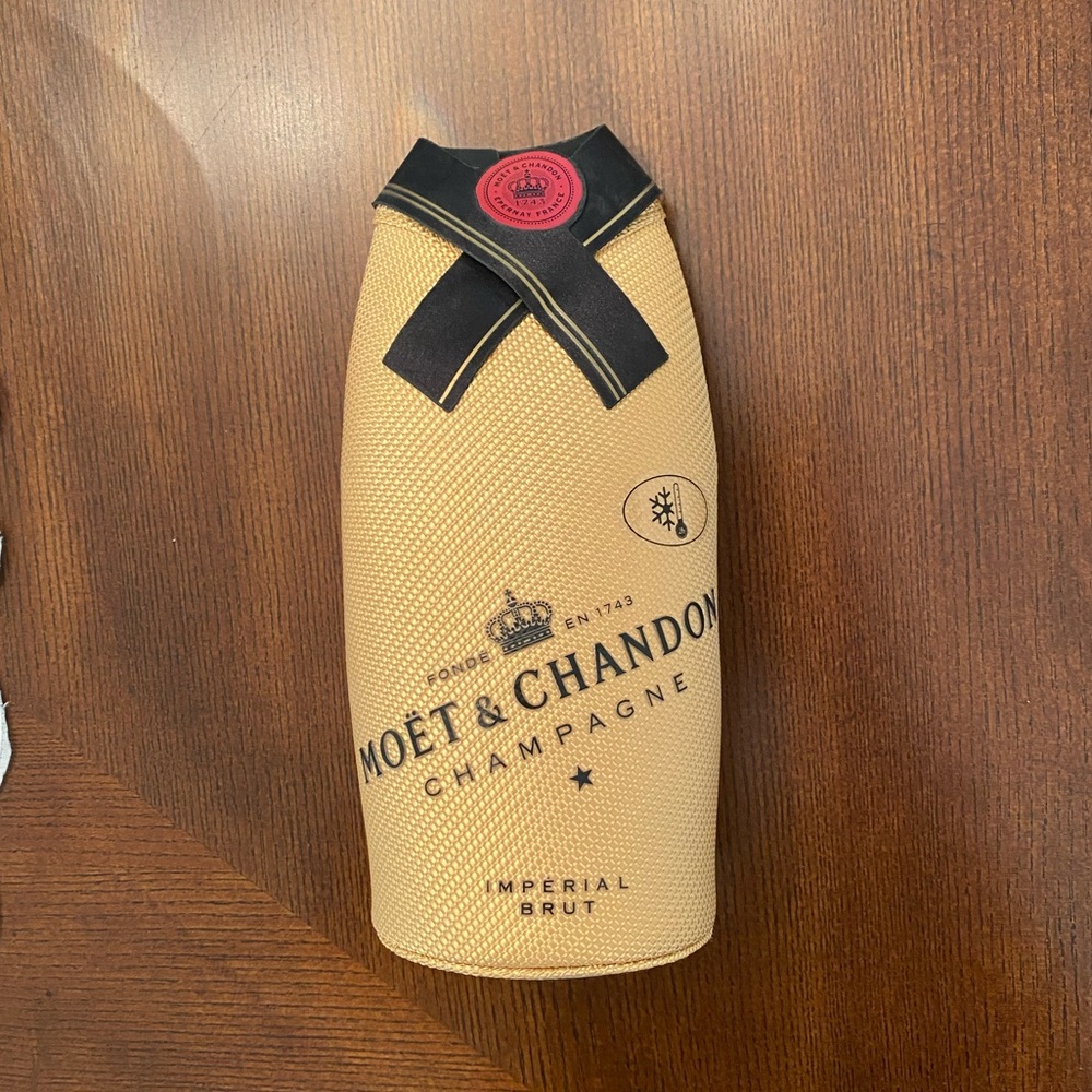 Champagne isotherm suit Moët & Chandon